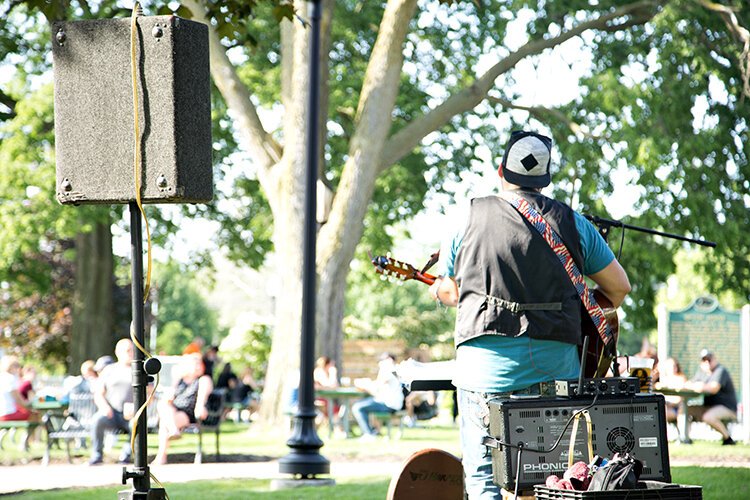 Free live music adds to the ambience.