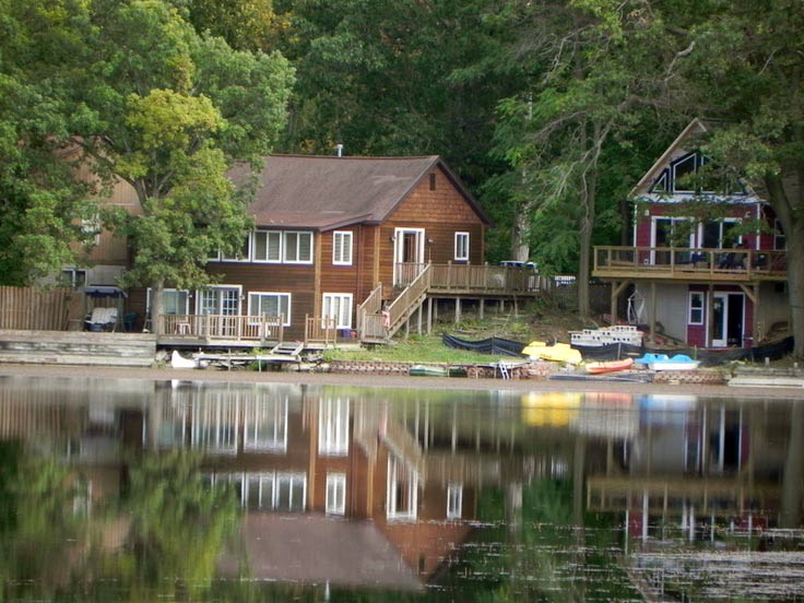 Lakefront residential property in White Lake. Photo via michiganlakerealestatehomes.com
