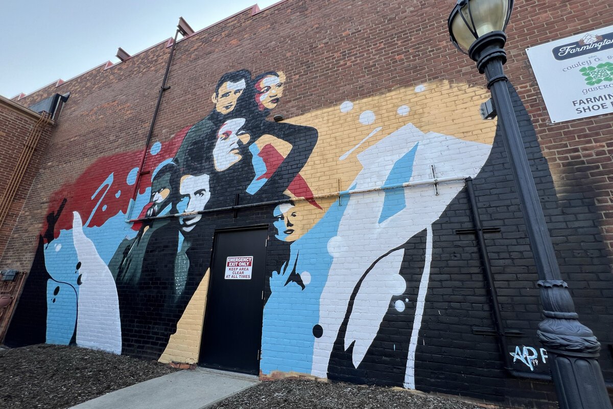 Farmington Civic Theater mural by Adrienne Pickett.