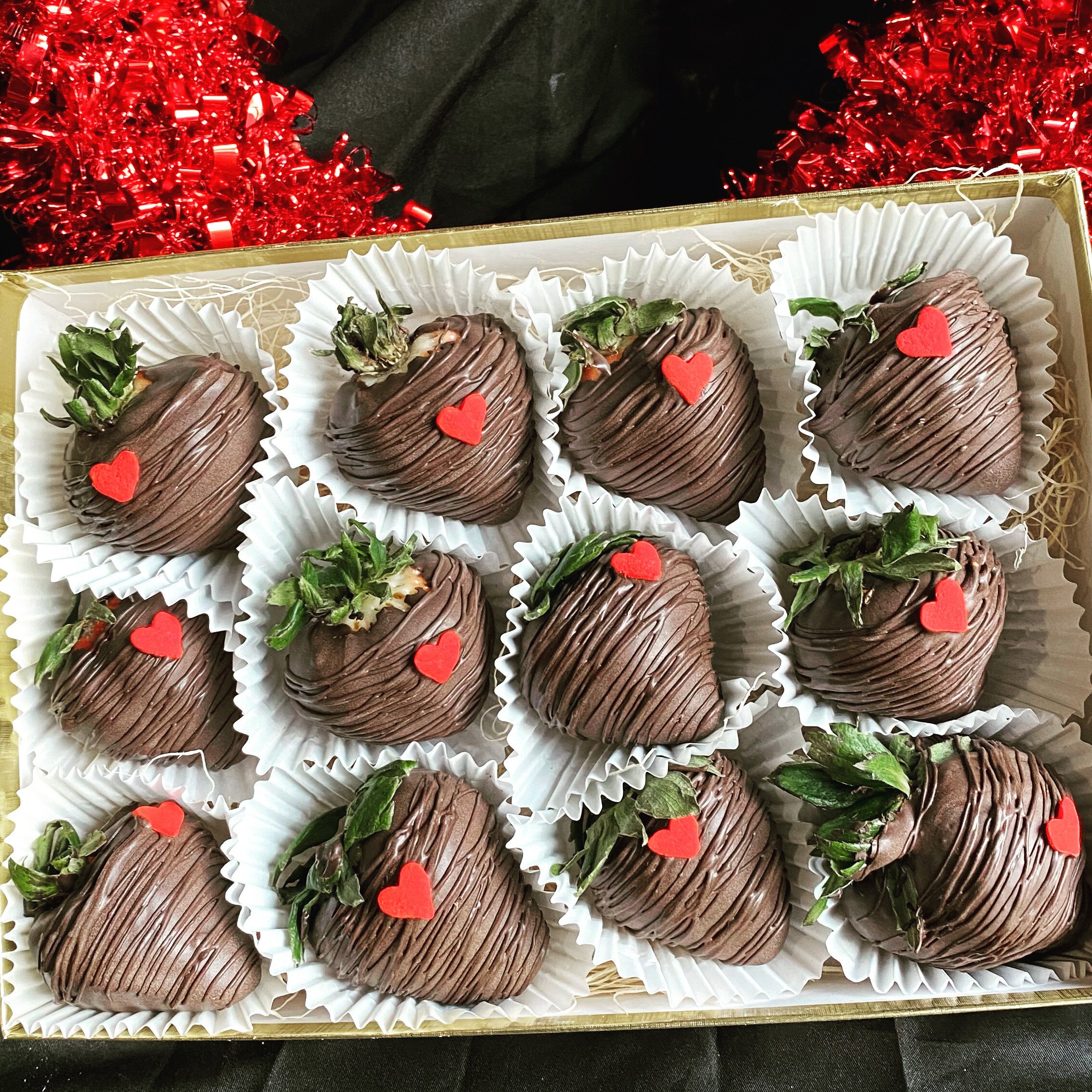 A box of Lekker Chócó Treats chocolate-covered strawberries.