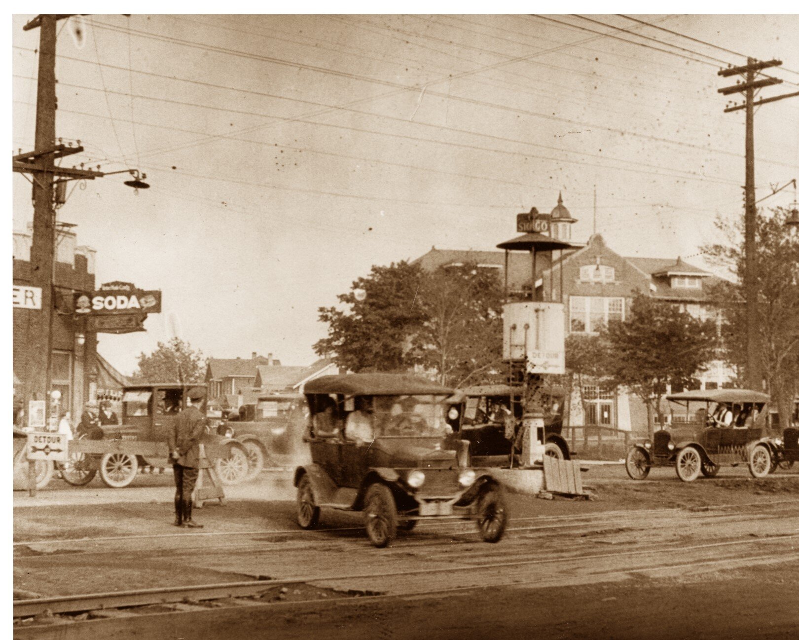 The Ferndale Crow's Nest on Woodward Avenue and 9 Mile, in 1921. Photo: Ferndale Historical Museum.