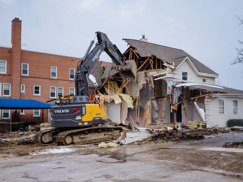 An administrative building is demolished at Pontiac-based Lighthouse to make way for a new homeless shelter.